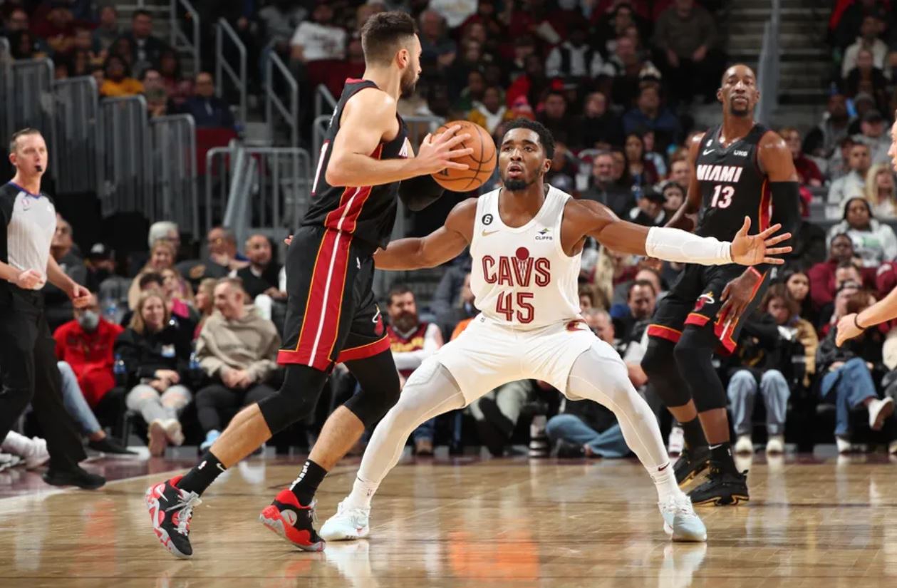 边锋内收 边锋内收